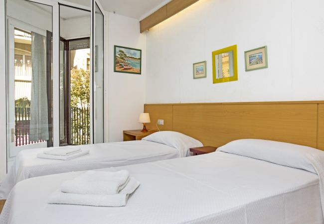 Apartamento en Blanes -  2SAP1 - Precioso apartamento para 6 personas situado en el centro de Blanes en primera línea de mar con magnificas vistas al mar.  Apartamento en Blanes -  2SAP1 - Precioso apartamento para 6 personas situado en el centro de Blanes en primera línea de mar con magnificas vistas al mar.