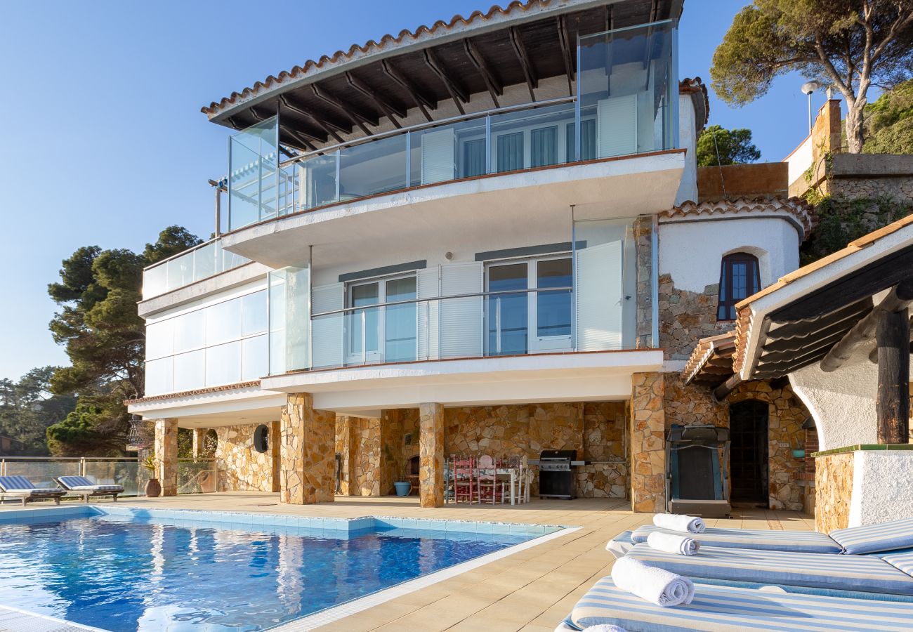 Villa en Lloret de Mar - 2CANY01 - Espectacular casa de lujo con piscina privada exterior e interior, situada en una zona privilegiada en el acantilado de Cala Canyelles con magníficas vistas al mar 