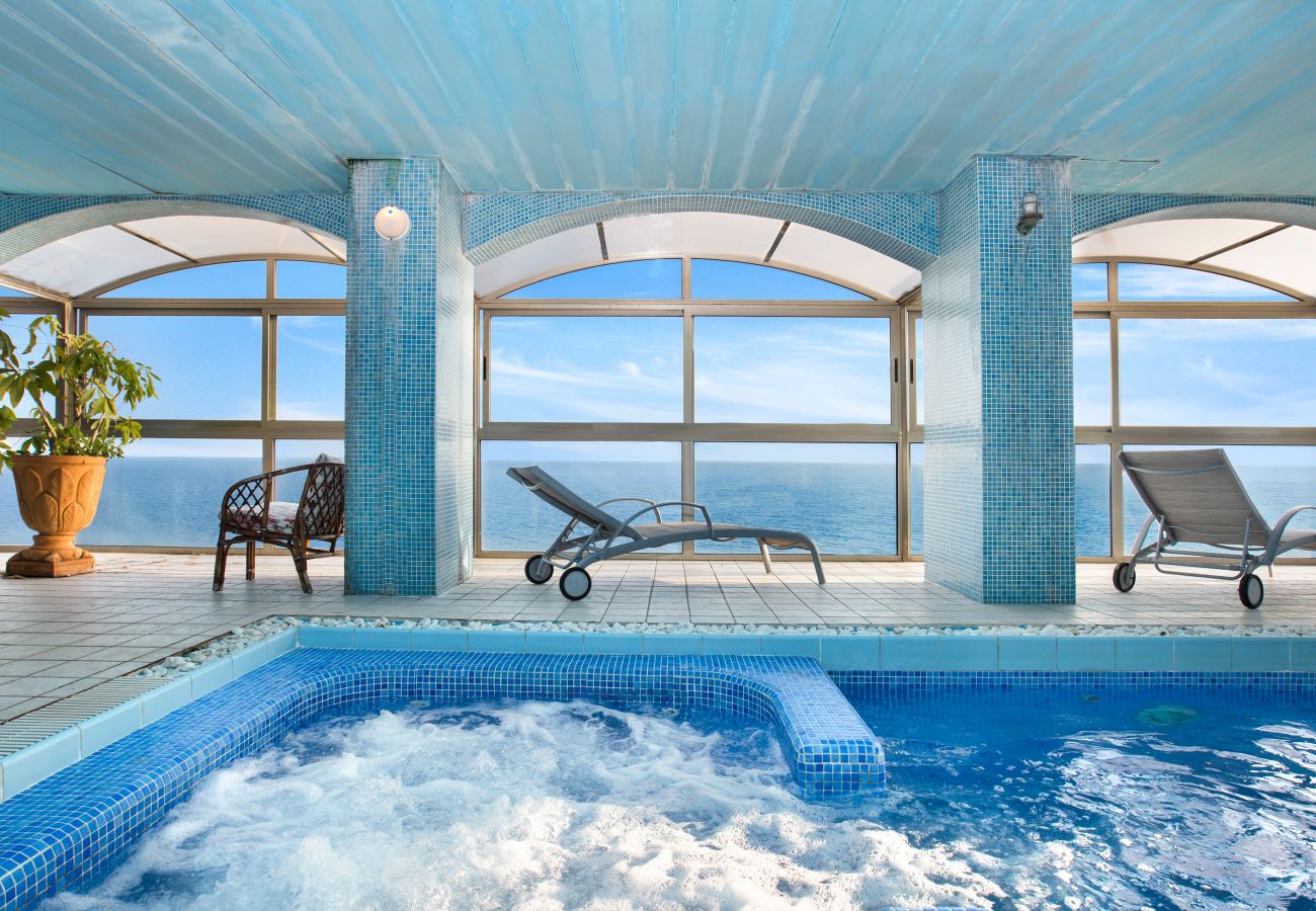Villa en Lloret de Mar - 2CANY01 - Espectacular casa de lujo con piscina privada exterior e interior, situada en una zona privilegiada en el acantilado de Cala Canyelles con magníficas vistas al mar 