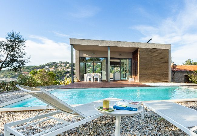 Villa en Lloret de Mar - 2CAST01 - Espectacular casa con piscina privada e impresionantes vistas al mar situada en una zona residencial tranquila a tan sólo 3 km de la playa.