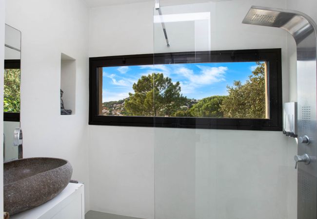 Villa en Lloret de Mar - 2CAST01 - Espectacular casa con piscina privada e impresionantes vistas al mar situada en una zona residencial tranquila a tan sólo 3 km de la playa. Villa en Lloret de Mar - 2CAST01 - Espectacular casa con piscina privada e impresionantes vistas al mar situada en una zona residencial tranquila a tan sólo 3 km de la playa.