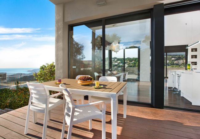 Villa en Lloret de Mar - 2CAST01 - Espectacular casa con piscina privada e impresionantes vistas al mar situada en una zona residencial tranquila a tan sólo 3 km de la playa. Villa en Lloret de Mar - 2CAST01 - Espectacular casa con piscina privada e impresionantes vistas al mar situada en una zona residencial tranquila a tan sólo 3 km de la playa.