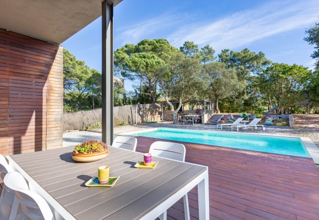 Villa en Lloret de Mar - 2CAST01 - Espectacular casa con piscina privada e impresionantes vistas al mar situada en una zona residencial tranquila a tan sólo 3 km de la playa. Villa en Lloret de Mar - 2CAST01 - Espectacular casa con piscina privada e impresionantes vistas al mar situada en una zona residencial tranquila a tan sólo 3 km de la playa.