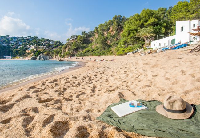 Villa en Lloret de Mar - 2CAST01 - Espectacular casa con piscina privada e impresionantes vistas al mar situada en una zona residencial tranquila a tan sólo 3 km de la playa. Villa en Lloret de Mar - 2CAST01 - Espectacular casa con piscina privada e impresionantes vistas al mar situada en una zona residencial tranquila a tan sólo 3 km de la playa.