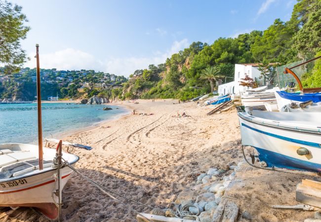 Villa en Lloret de Mar - 2CAST01 - Espectacular casa con piscina privada e impresionantes vistas al mar situada en una zona residencial tranquila a tan sólo 3 km de la playa. Villa en Lloret de Mar - 2CAST01 - Espectacular casa con piscina privada e impresionantes vistas al mar situada en una zona residencial tranquila a tan sólo 3 km de la playa.