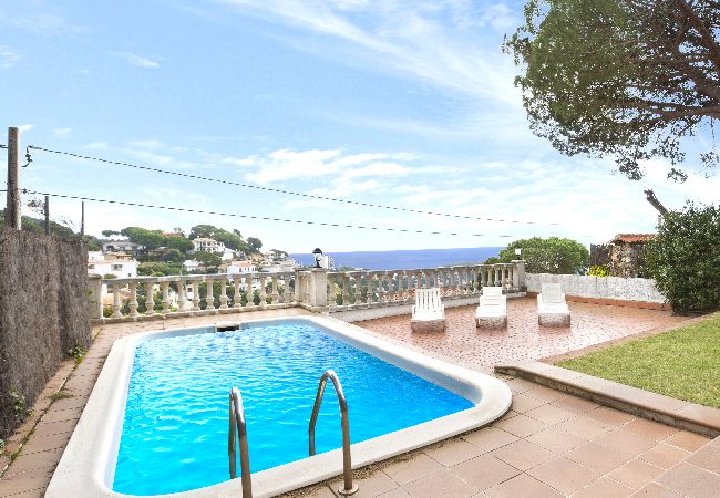 Villa en Lloret de Mar - 2MTC - Casa con piscina privada y vistas al mar situada en una zona residencial tranquila a tan sólo 3 km de la bonita playa de Canyelles Villa en Lloret de Mar - 2MTC - Casa con piscina privada y vistas al mar situada en una zona residencial tranquila a tan sólo 3 km de la bonita playa de Canyelles