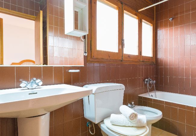 Villa en Lloret de Mar - 2MTC - Casa con piscina privada y vistas al mar situada en una zona residencial tranquila a tan sólo 3 km de la bonita playa de Canyelles Villa en Lloret de Mar - 2MTC - Casa con piscina privada y vistas al mar situada en una zona residencial tranquila a tan sólo 3 km de la bonita playa de Canyelles