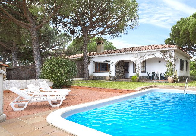 Villa en Lloret de Mar - 2MTC - Casa con piscina privada y vistas al mar situada en una zona residencial tranquila a tan sólo 3 km de la bonita playa de Canyelles