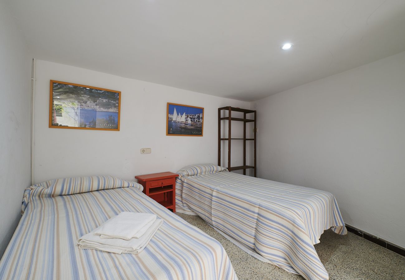 Apartamento en Calella de Palafrugell - 1AUR 01 - Apartamento de dos dormitorios con terraza cerca de la playa de Calella de Palafrugell