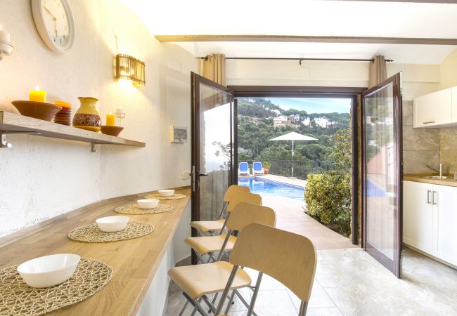 Villa en Lloret de Mar - 2MON10 - Preciosa casa con piscina privada situada en una zona residencial muy tranquila a tan sólo 2,5 km de la bonita y tranquila playa de Canyelles