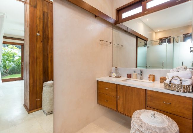 Villa en Kerobokan - Alea Estate- Espectacular casa de 18 personas con piscina en Bali Villa en Kerobokan - Alea Estate- Espectacular casa de 18 personas con piscina en Bali
