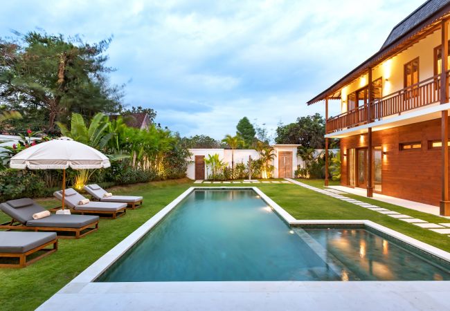 Villa en Kerobokan - Alea Estate- Espectacular casa de 18 personas con piscina en Bali Villa en Kerobokan - Alea Estate- Espectacular casa de 18 personas con piscina en Bali