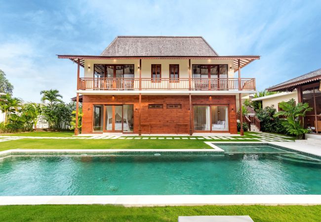 Villa en Kerobokan - Alea Estate- Espectacular casa de 18 personas con piscina en Bali Villa en Kerobokan - Alea Estate- Espectacular casa de 18 personas con piscina en Bali