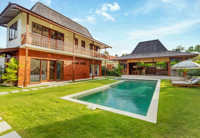 Villa en Kerobokan - Alea Estate- Espectacular casa de 18 personas con piscina en Bali Villa en Kerobokan - Alea Estate- Espectacular casa de 18 personas con piscina en Bali