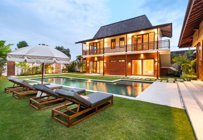 Villa en Kerobokan - Alea Estate- Espectacular casa de 18 personas con piscina en Bali Villa en Kerobokan - Alea Estate- Espectacular casa de 18 personas con piscina en Bali