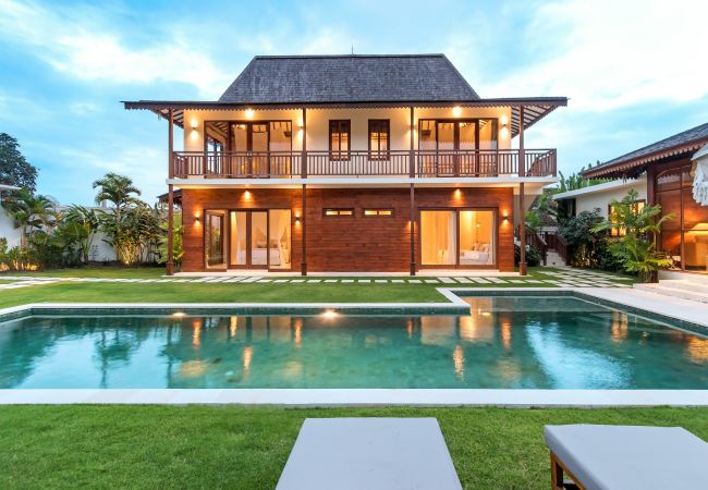 Villa en Kerobokan - Alea Estate- Espectacular casa de 18 personas con piscina en Bali Villa en Kerobokan - Alea Estate- Espectacular casa de 18 personas con piscina en Bali