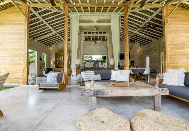 Villa en Kerobokan - Alea Estate- Espectacular casa de 18 personas con piscina en Bali Villa en Kerobokan - Alea Estate- Espectacular casa de 18 personas con piscina en Bali