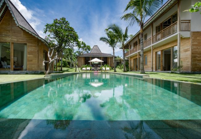 Villa en Kerobokan - Alea Estate- Espectacular casa de 18 personas con piscina en Bali Villa en Kerobokan - Alea Estate- Espectacular casa de 18 personas con piscina en Bali