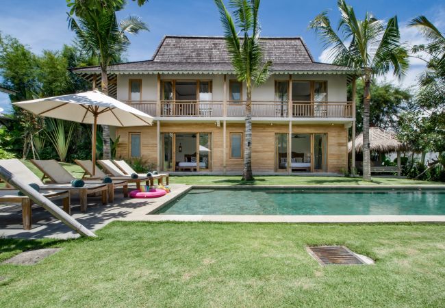 Villa en Kerobokan - Alea Estate- Espectacular casa de 18 personas con piscina en Bali Villa en Kerobokan - Alea Estate- Espectacular casa de 18 personas con piscina en Bali