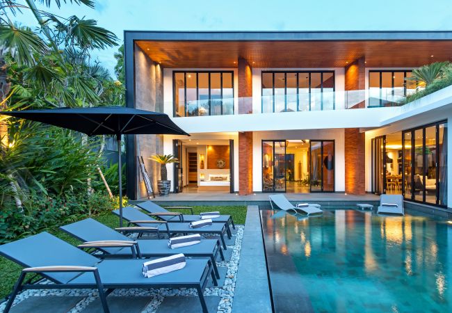 Villa en Kerobokan - Castil di Udara - Villa de 4 habitaciones con piscina en Bali Villa en Kerobokan - Castil di Udara - Villa de 4 habitaciones con piscina en Bali