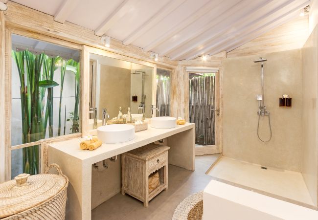 Villa en Kerobokan - Little Manao - Bonita casa de 4 habitaciones con piscina en Bali Villa en Kerobokan - Little Manao - Bonita casa de 4 habitaciones con piscina en Bali