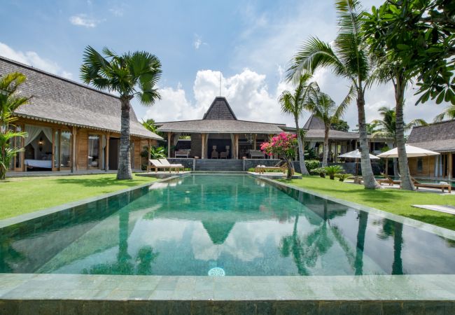 Villa en Kerobokan - Mannao - Espectacular casa de 8 habitaciones con piscina en Bali Villa en Kerobokan - Mannao - Espectacular casa de 8 habitaciones con piscina en Bali