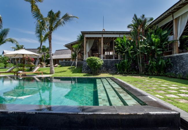 Villa en Kerobokan - Mannao - Espectacular casa de 8 habitaciones con piscina en Bali Villa en Kerobokan - Mannao - Espectacular casa de 8 habitaciones con piscina en Bali