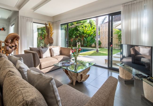 Villa en Seminyak - Wiana- Villa para 6 personas con piscina cerca de la playa de Bali Villa en Seminyak - Wiana- Villa para 6 personas con piscina cerca de la playa de Bali
