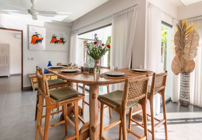 Villa en Seminyak - Wiana- Villa para 6 personas con piscina cerca de la playa de Bali Villa en Seminyak - Wiana- Villa para 6 personas con piscina cerca de la playa de Bali