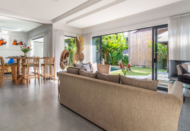 Villa en Seminyak - Wiana- Villa para 6 personas con piscina cerca de la playa de Bali Villa en Seminyak - Wiana- Villa para 6 personas con piscina cerca de la playa de Bali