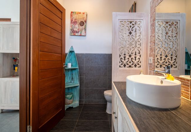 Villa en Seminyak - Wiana- Villa para 6 personas con piscina cerca de la playa de Bali Villa en Seminyak - Wiana- Villa para 6 personas con piscina cerca de la playa de Bali