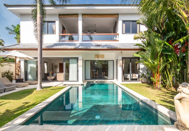 Villa en Seminyak - Wiana- Villa para 6 personas con piscina cerca de la playa de Bali Villa en Seminyak - Wiana- Villa para 6 personas con piscina cerca de la playa de Bali