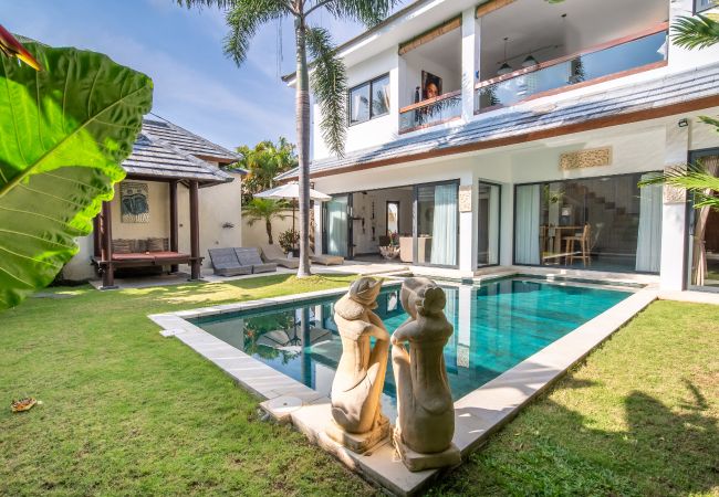 Villa en Seminyak - Wiana- Villa para 6 personas con piscina cerca de la playa de Bali Villa en Seminyak - Wiana- Villa para 6 personas con piscina cerca de la playa de Bali