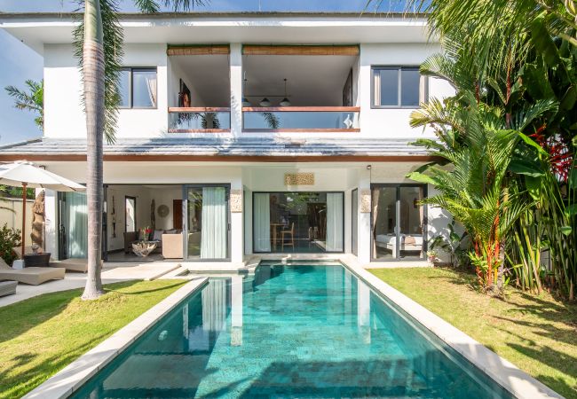 Villa en Seminyak - Wiana- Villa para 6 personas con piscina cerca de la playa de Bali Villa en Seminyak - Wiana- Villa para 6 personas con piscina cerca de la playa de Bali