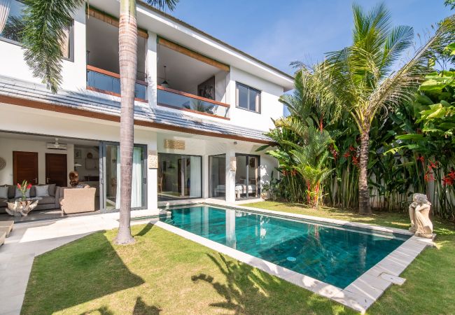 Villa en Seminyak - Wiana- Villa para 6 personas con piscina cerca de la playa de Bali Villa en Seminyak - Wiana- Villa para 6 personas con piscina cerca de la playa de Bali