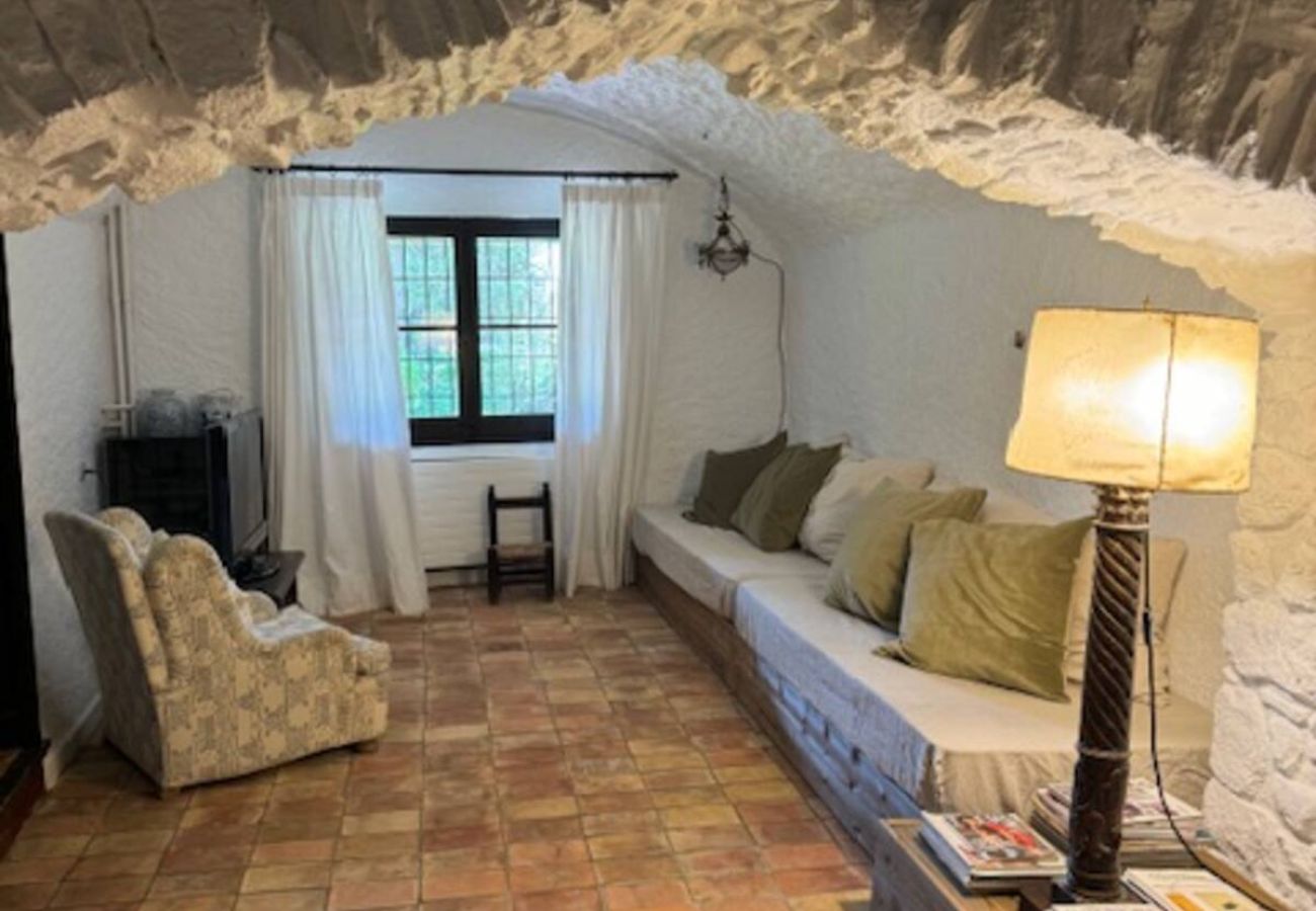 Casa rural en Mont-ras - 1 MasPagès, casa rural para 9 personas con jardin y piscina privada