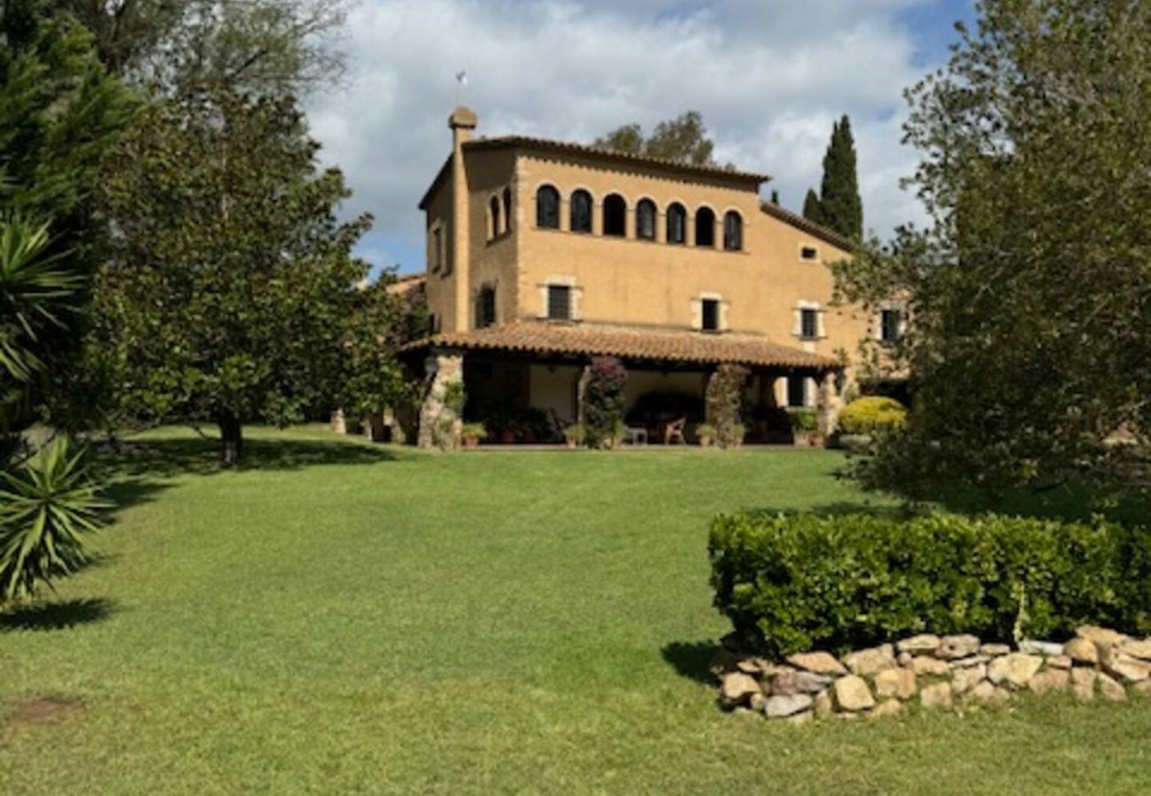 Casa rural en Mont-ras - 1 MasPagès, casa rural para 9 personas con jardin y piscina privada