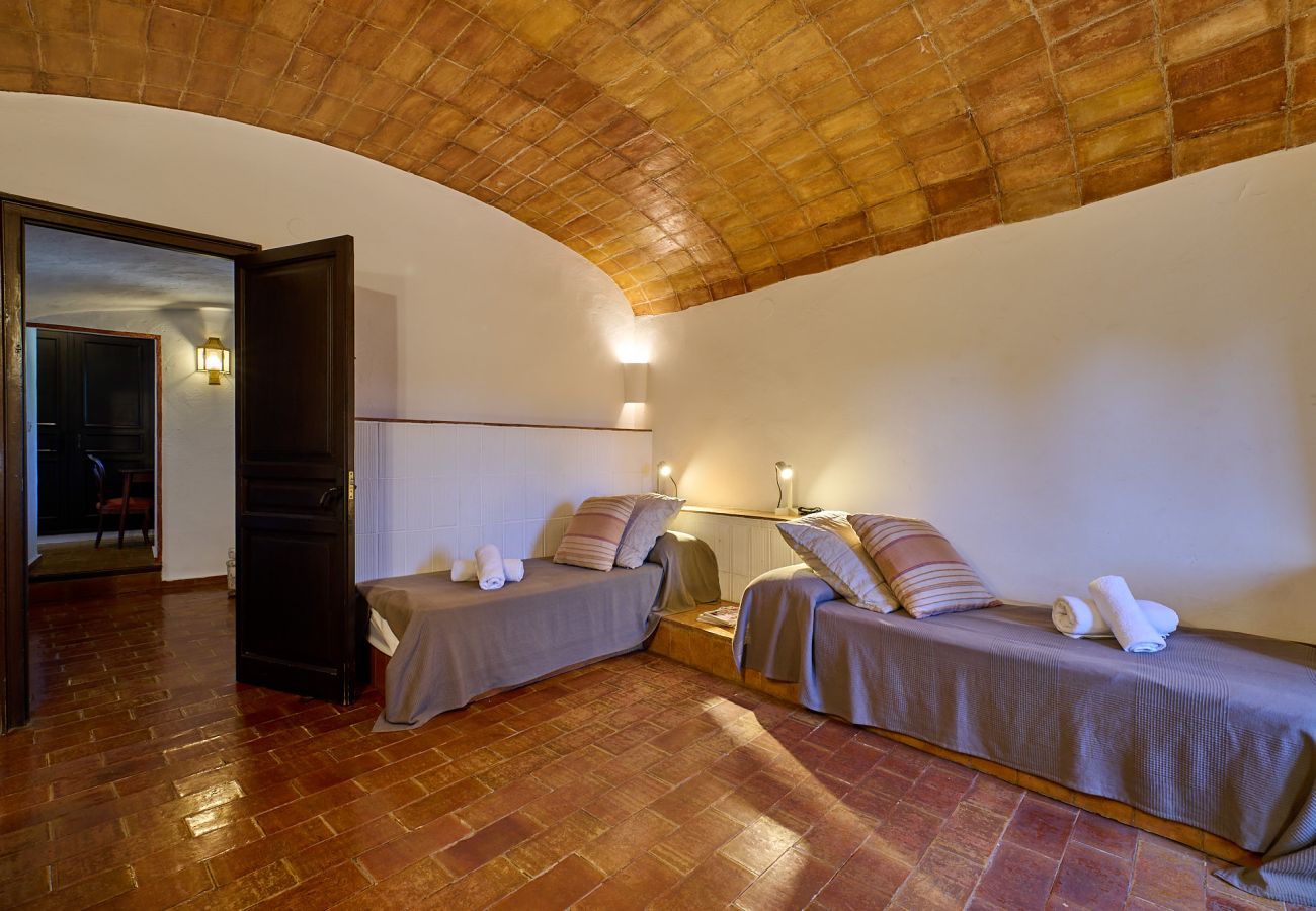 Villa en Mont-ras - 1 MasPagès, casa rural para 9 personas con jardin y piscina privada