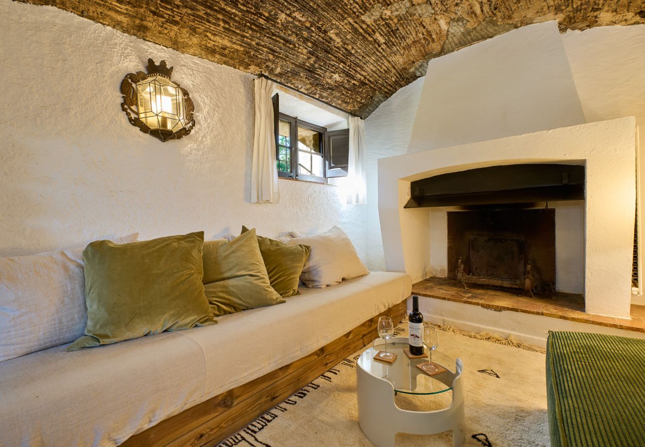 Villa en Mont-ras - 1 MasPagès, casa rural para 9 personas con jardin y piscina privada