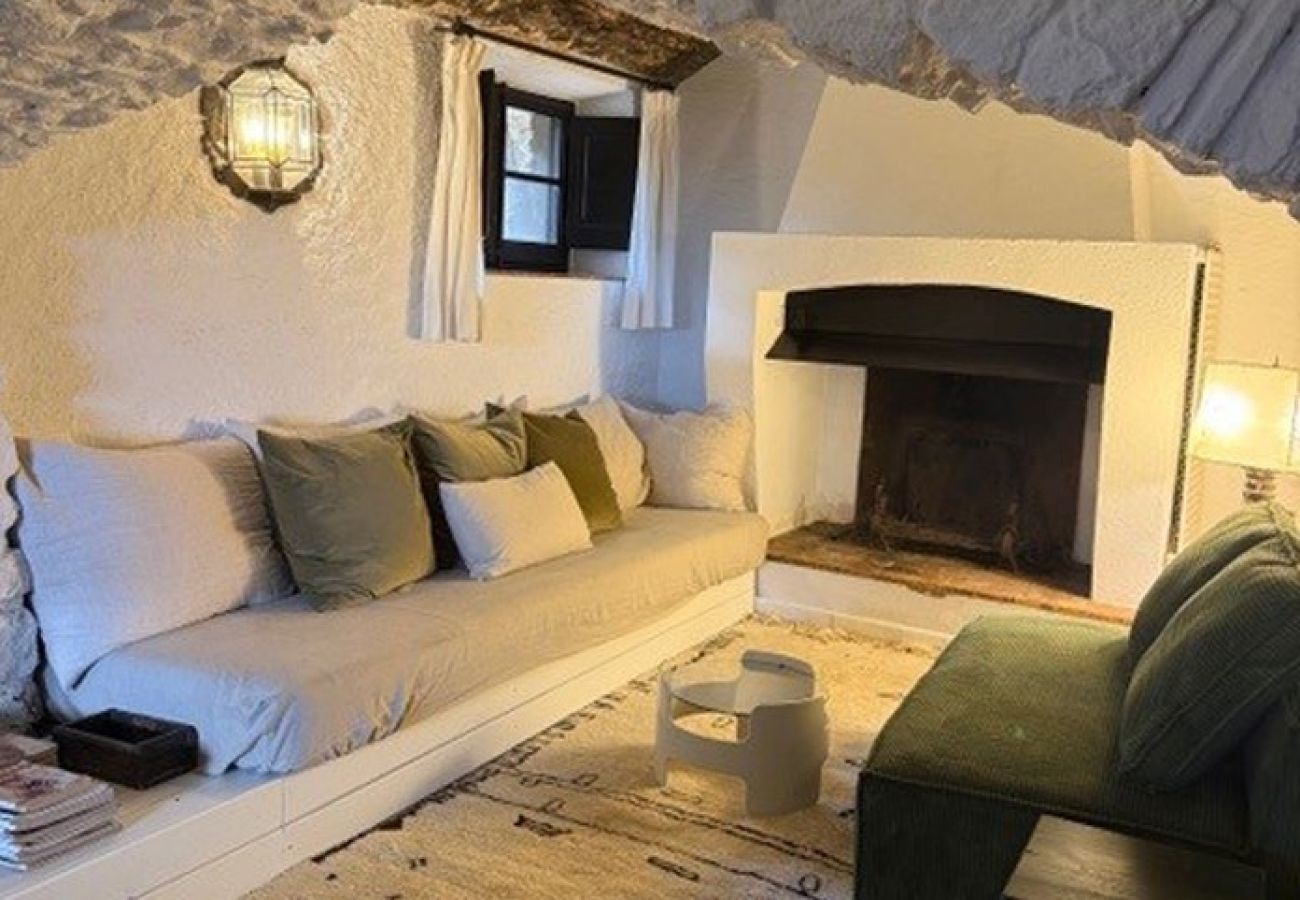 Villa en Mont-ras - 1 MasPagès, casa rural para 9 personas con jardin y piscina privada