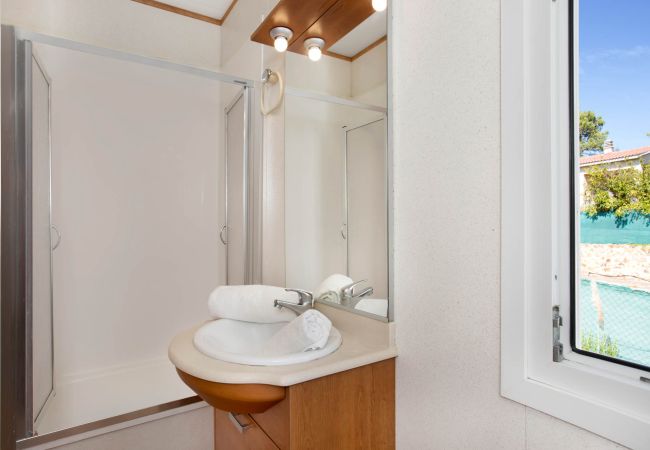 Vil.la en Vidreres - 2 ARA01 - Casa senzilla amb piscina privada situada en una zona residencial molt tranquil·la a tan sols 9 km de la platja i del centre de Lloret de Mar. Vil.la en Vidreres - 2 ARA01 - Casa senzilla amb piscina privada situada en una zona residencial molt tranquil·la a tan sols 9 km de la platja i del centre de Lloret de Mar.