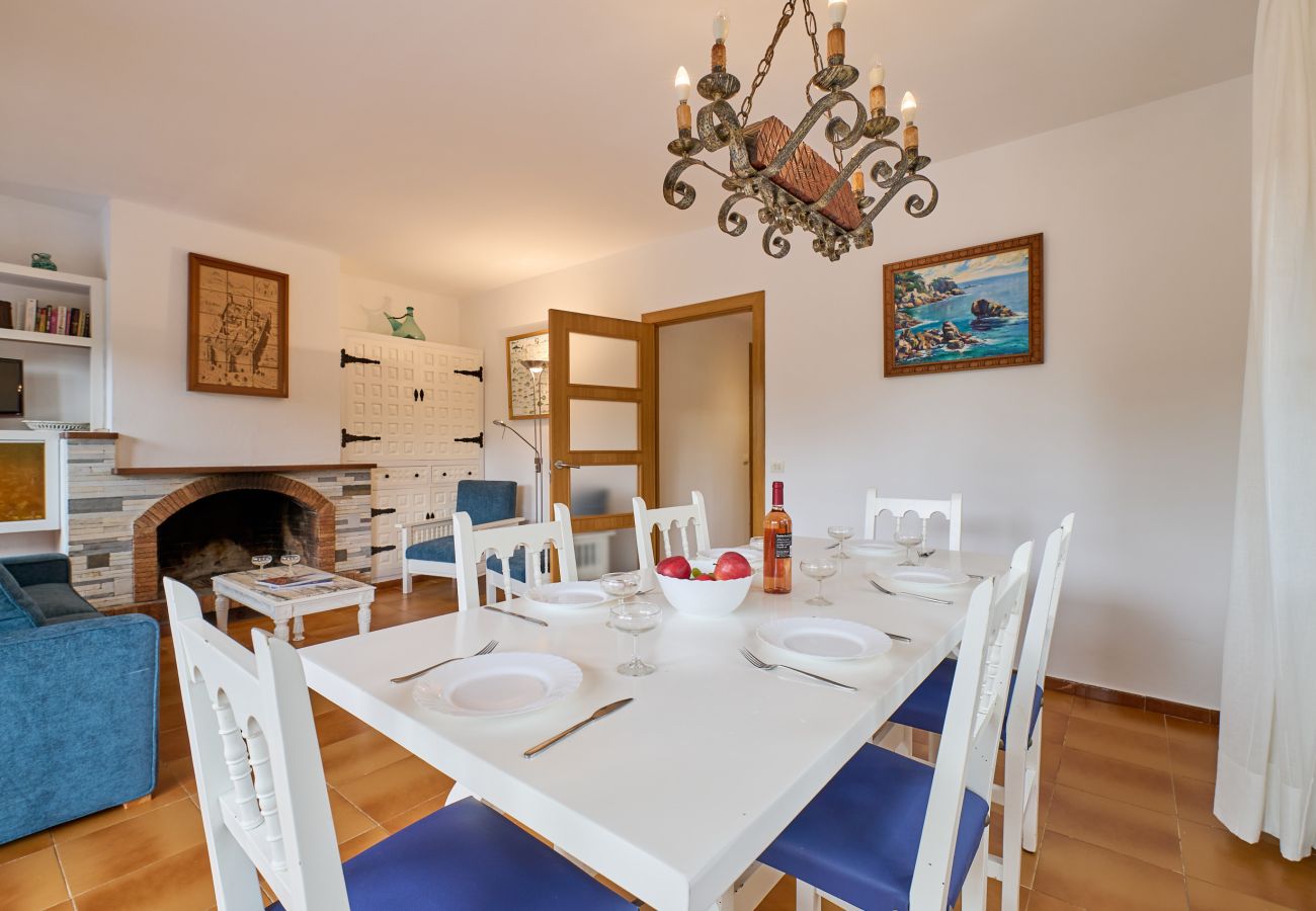 Vil.la en Calella de Palafrugell - 1BENETPL - Casa dividida en 3 apartaments totalment independents, els quals comparteixen una piscina. a tan sols 1 km de la platja de Calella de Palafrugell