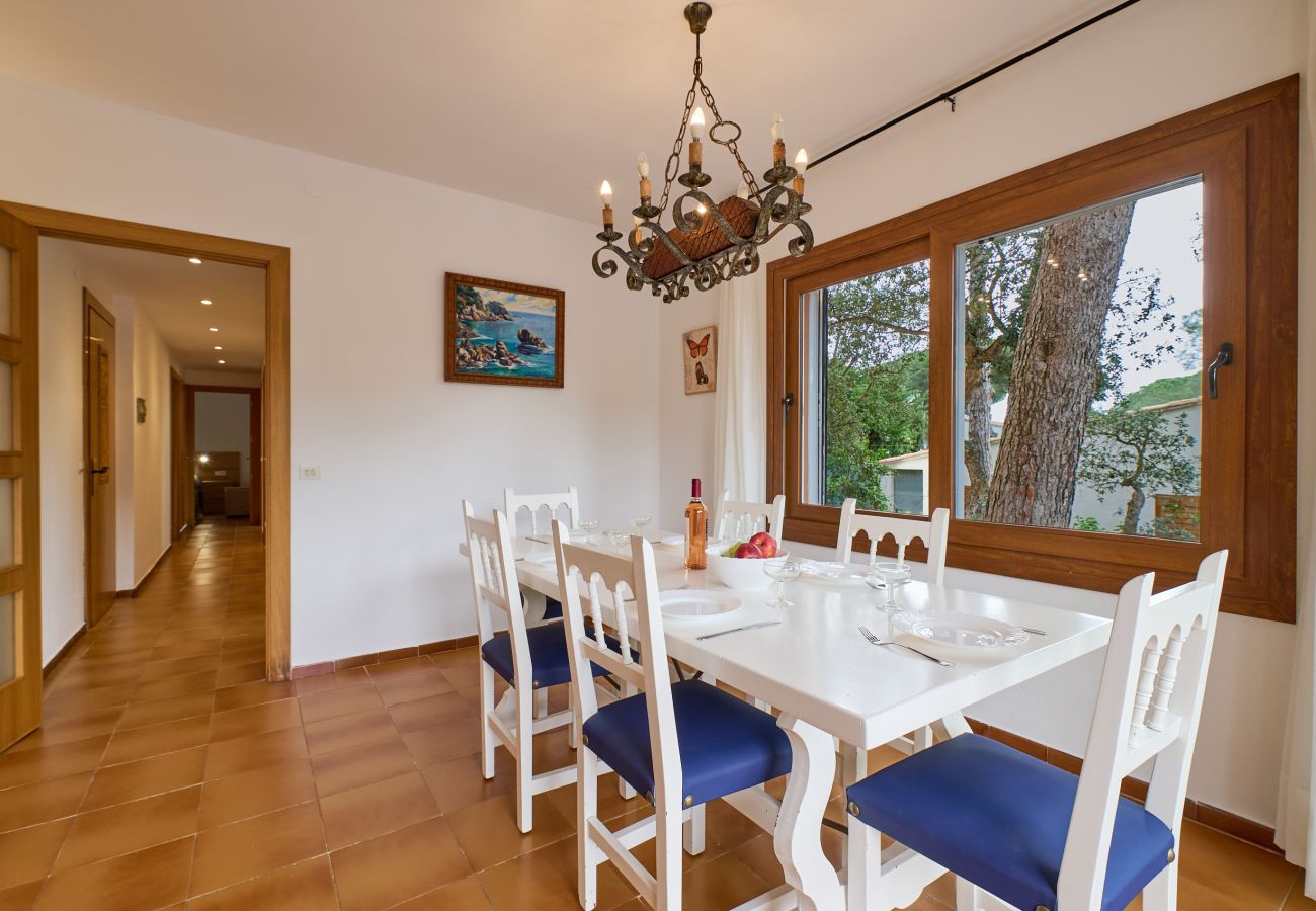 Vil.la en Calella de Palafrugell - 1BENETPL - Casa dividida en 3 apartaments totalment independents, els quals comparteixen una piscina. a tan sols 1 km de la platja de Calella de Palafrugell