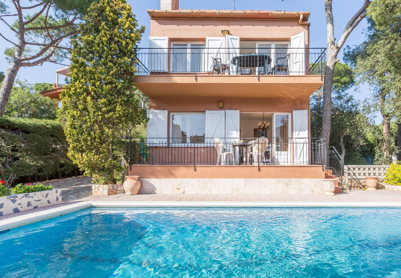 Apartament en Calella de Palafrugell - 1BENET EST - Casa dividida en 3 apartaments totalment independents, els quals comparteixen una piscina  a tan sols 1 km de la platja de Calella de Palafrugell