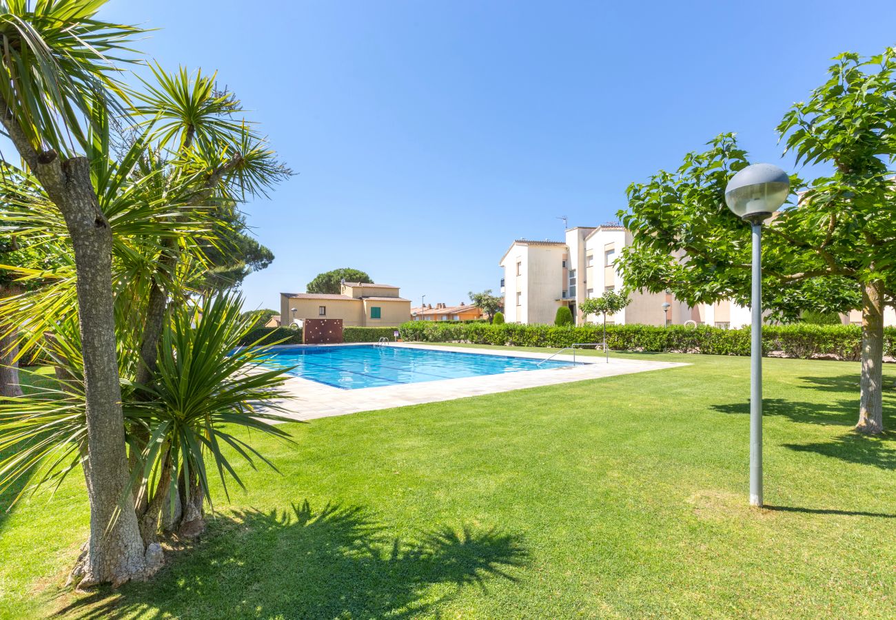 Apartament en Calella de Palafrugell - 1CB - E4 Apartament totalment reformat amb piscina i jardí situat molt a prop de la platja de Calella de Palafrugell