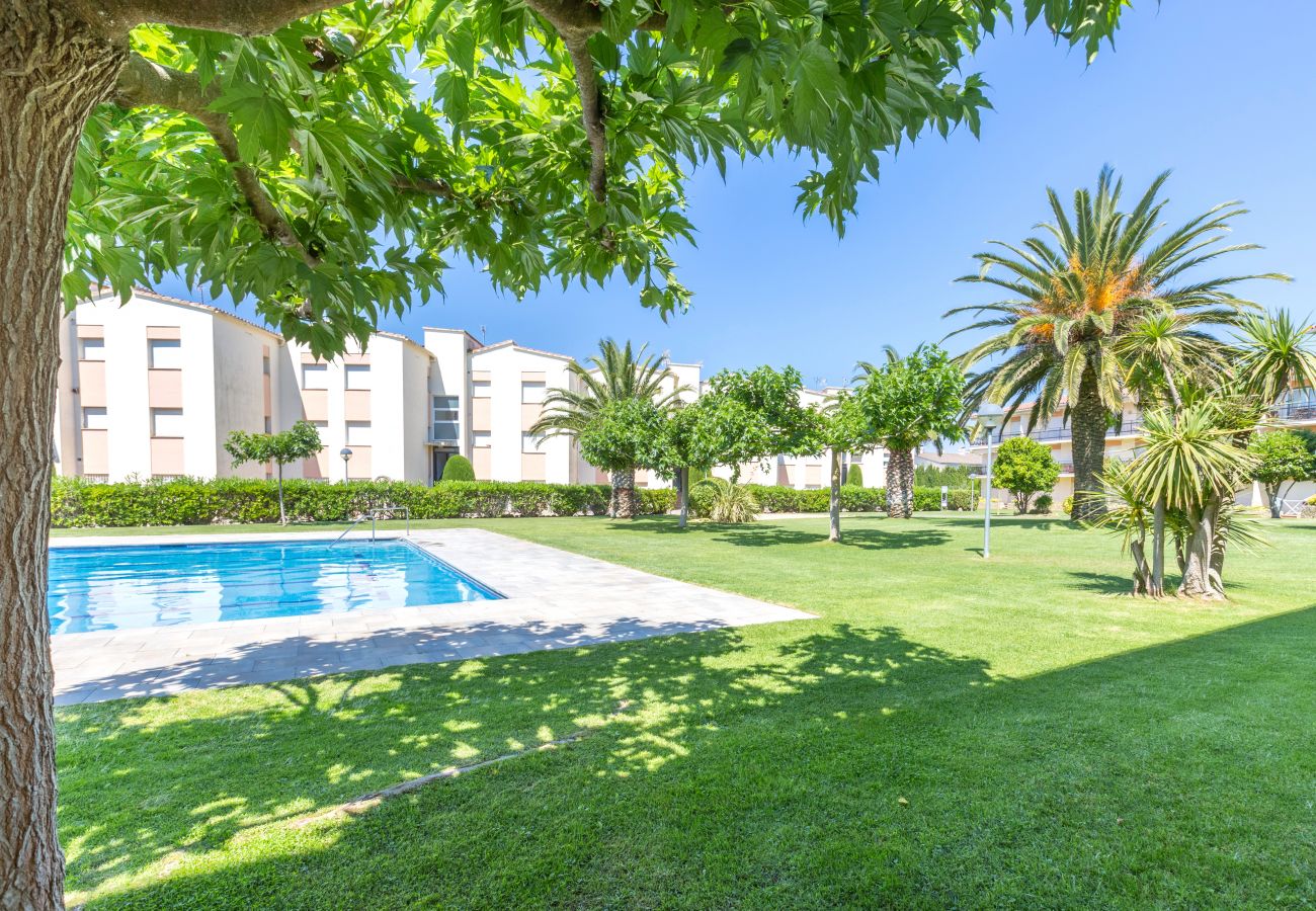 Apartament en Calella de Palafrugell - 1CB - E4 Apartament totalment reformat amb piscina i jardí situat molt a prop de la platja de Calella de Palafrugell