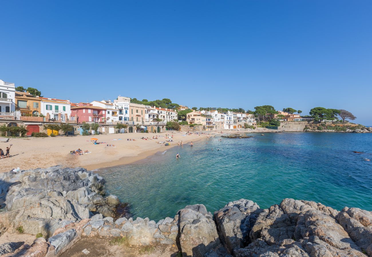 Apartament en Calella de Palafrugell - 1CB - E4 Apartament totalment reformat amb piscina i jardí situat molt a prop de la platja de Calella de Palafrugell