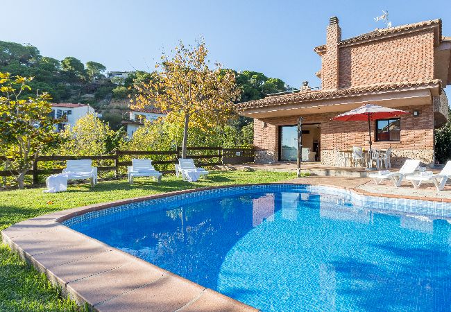 Vil.la en Lloret de Mar -  2LLEV02 -Preciosa casa per a 8 persones amb piscina privada situada a una zona tranquil·la a prop de la platja