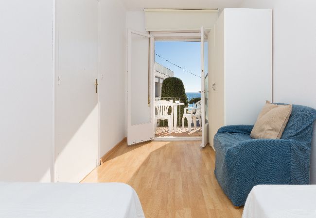 Apartament en Llafranc - 1MARS 01 - Apartament senzill amb 3 habitacions situat a primera línia de mar de la platja de Llafranc