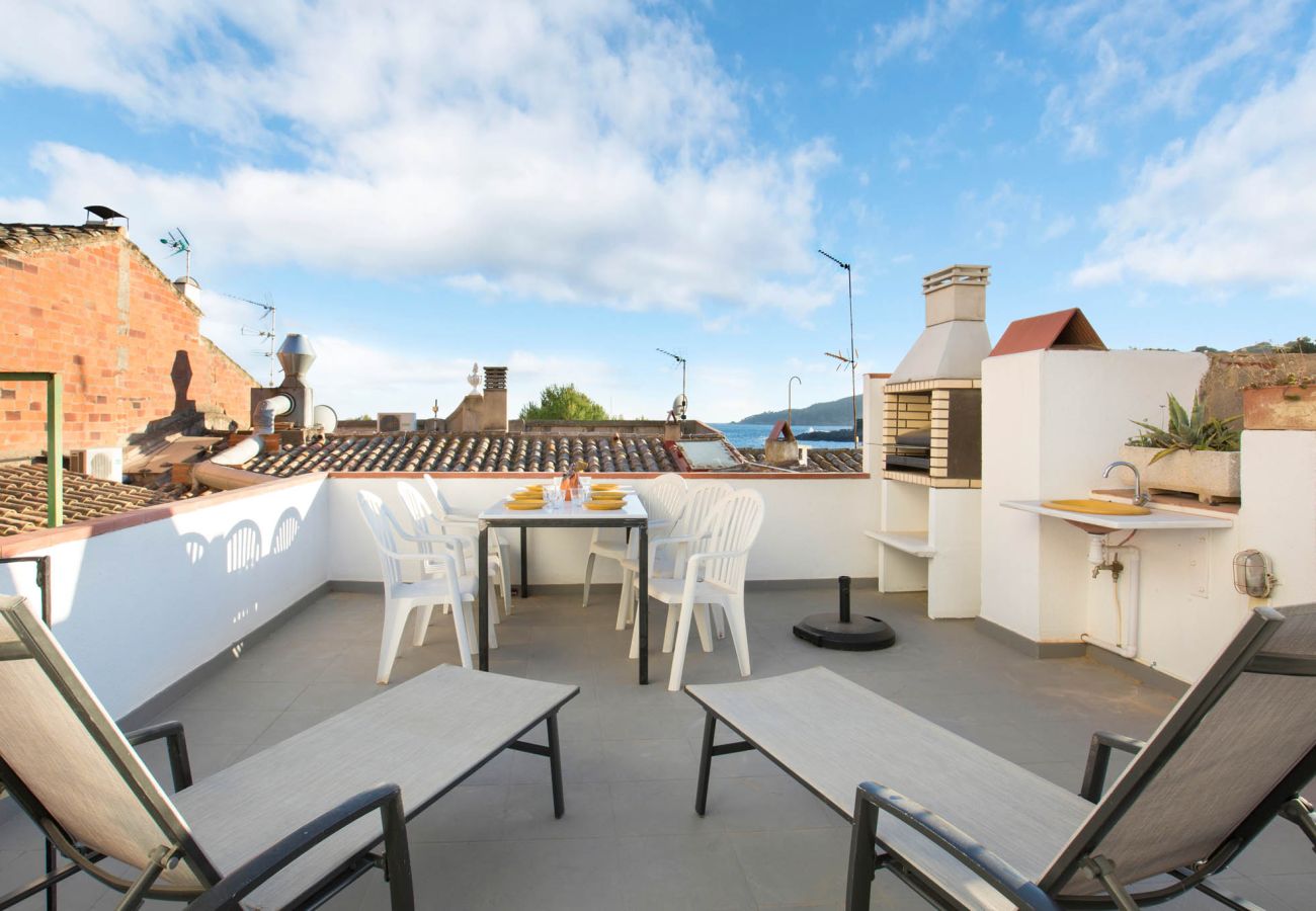 Apartament en Llafranc - 1PAQ01 - Apartament situat al centre de Llafranc, just a primera línia del mar. És un 1r pis sense ascensor, amb 3 habitacions (1 llit de matrimoni; lliteres pe